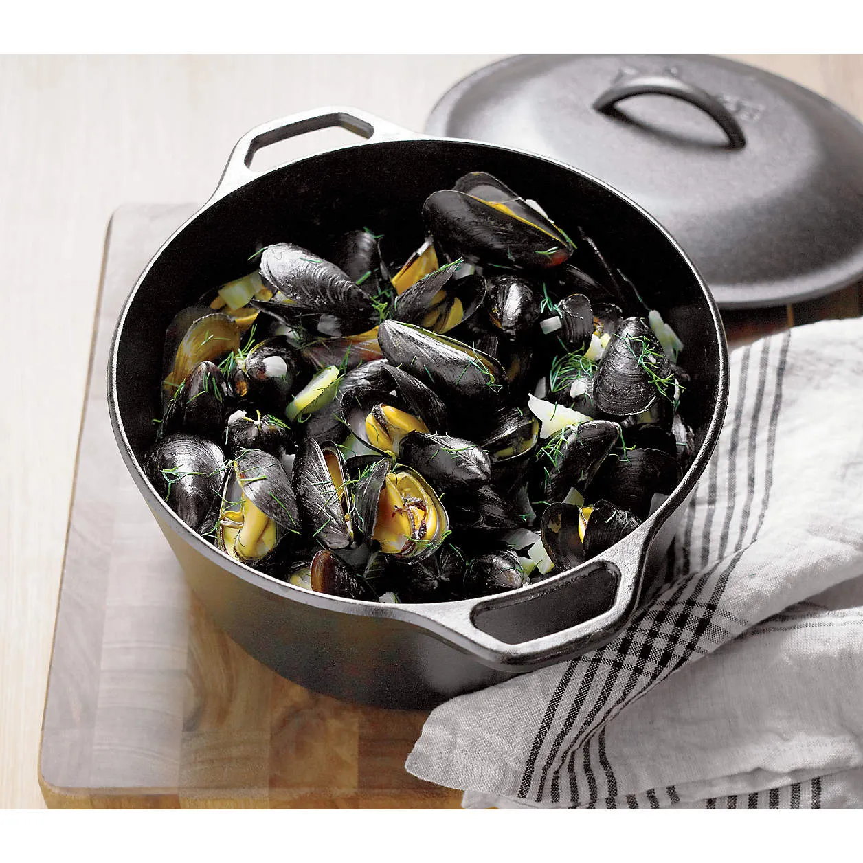 Lodge ® Cast Iron 5qt. Dutch Oven